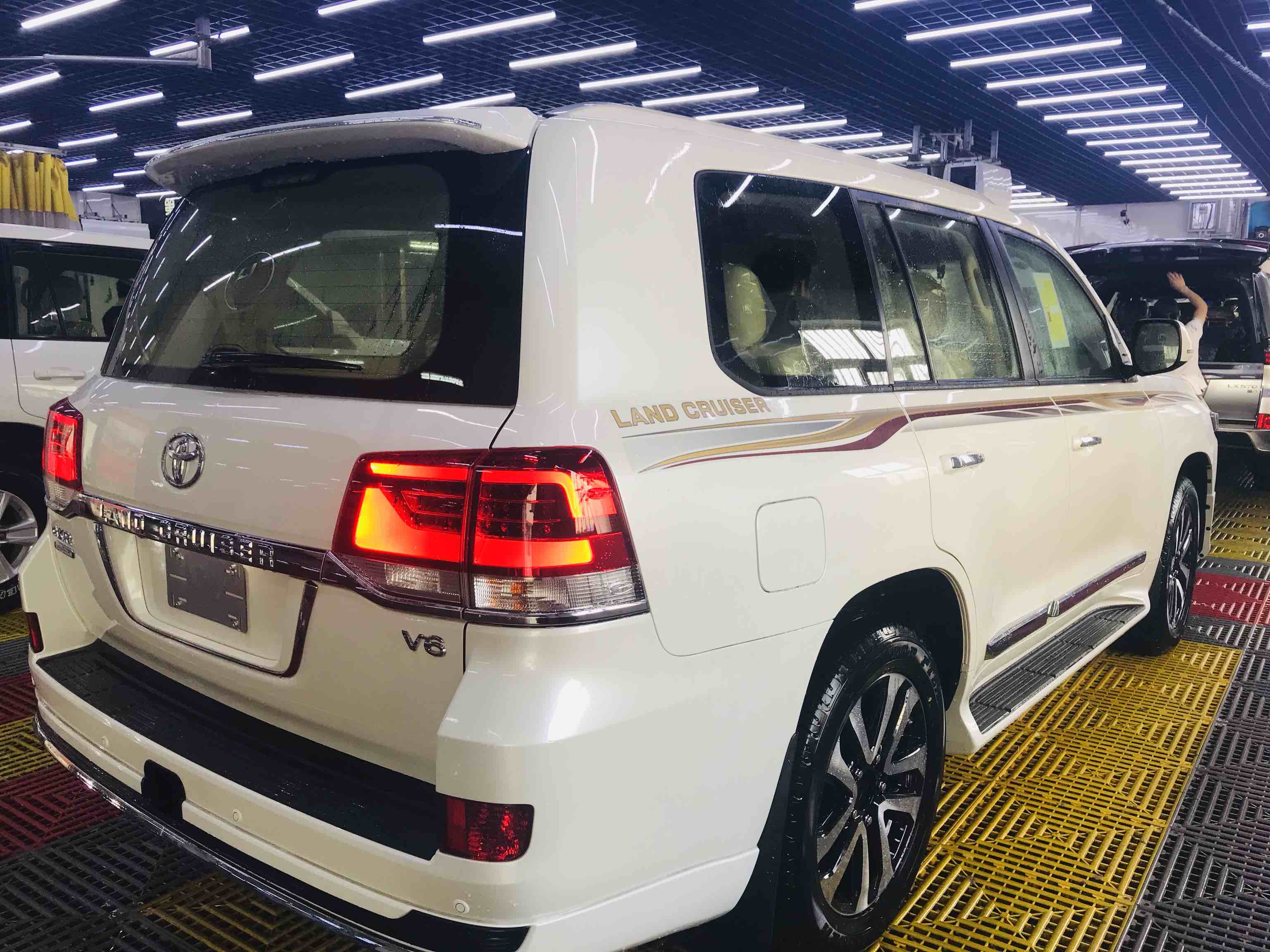 酷路泽4000 19款 4.0l gx-r gt 八气 真皮 遥启后娱 中东