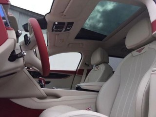飞驰 2021款 4.0T 五座 V8 欧规