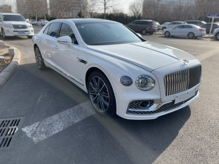 飞驰 2021款 4.0T 五座 V8 欧规