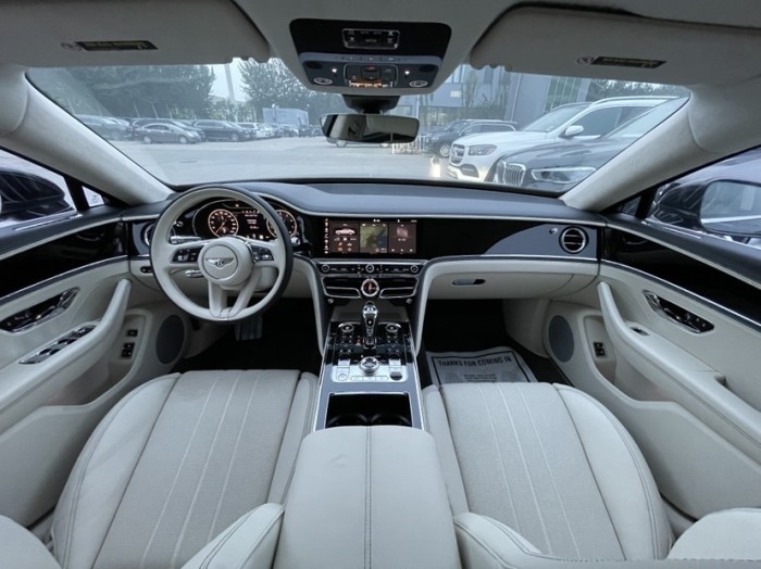 飞驰 2021款 4.0T 五座 V8 美规
