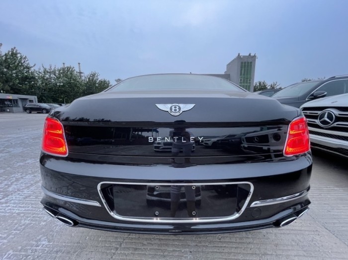 飞驰 2021款 4.0T 五座 V8 美规