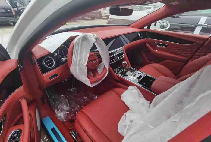 飞驰 2021款 4.0T 五座 V8 欧规