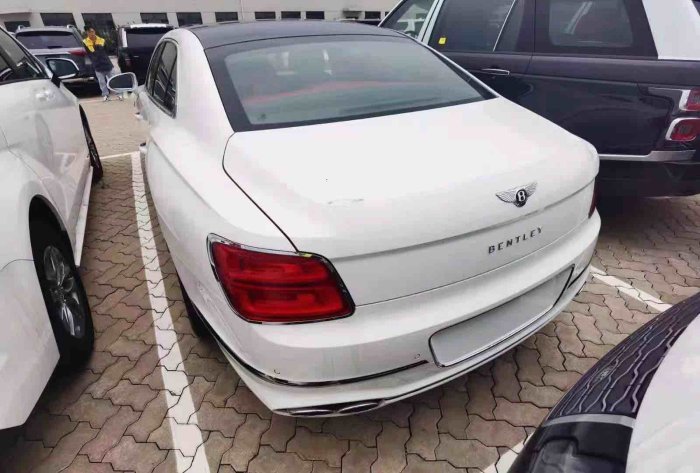 飞驰 2021款 4.0T 五座 V8 欧规
