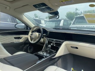 飞驰 2022款 4.0T 五座 欧规