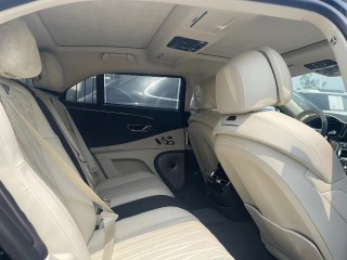 飞驰 2022款 4.0T 五座 欧规