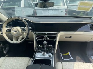 飞驰 2022款 4.0T 五座 欧规