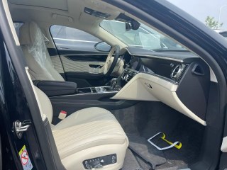 飞驰 2022款 4.0T 五座 欧规