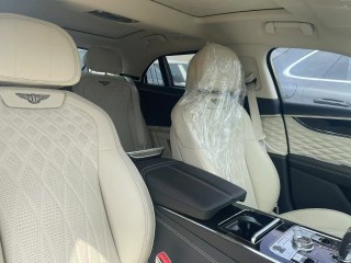 飞驰 2022款 4.0T 五座 欧规