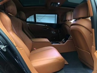 飞驰 2022款 4.0T 五座 欧规