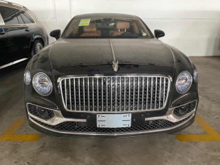 飞驰 2022款 4.0T 五座 欧规