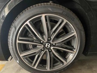 飞驰 2022款 4.0T 五座 欧规