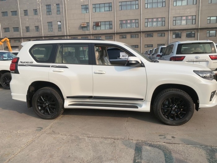霸道4000 2022款 4.0L VX-L 冒险版 中东
