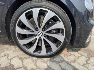 飞驰 2022款 4.0T 五座 欧规