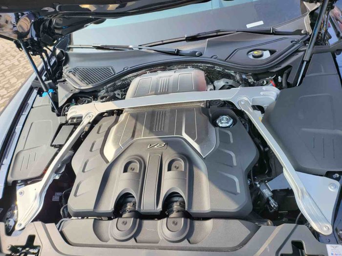 飞驰 2022款 4.0T 五座 欧规
