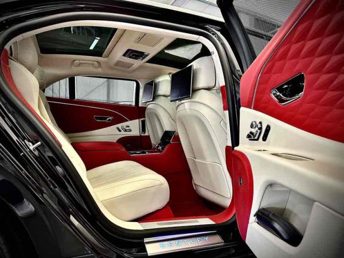 飞驰 2023款 4.0T 雅度版 欧规