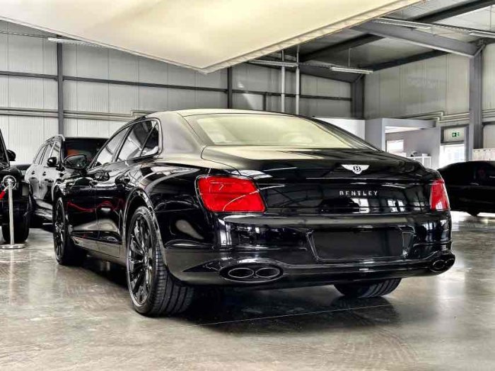 飞驰 2023款 4.0T 雅度版 欧规