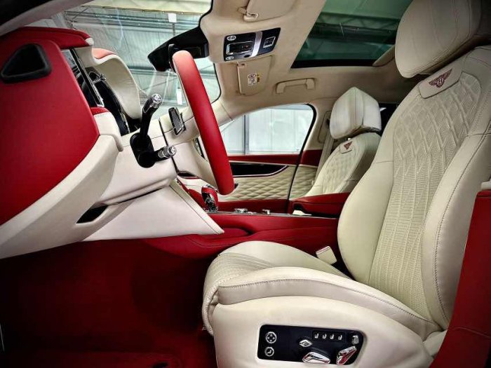 飞驰 2023款 4.0T 雅度版 欧规