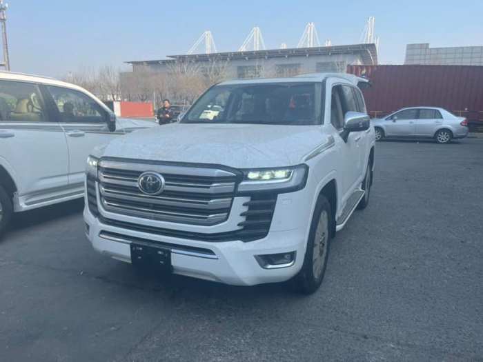酷路泽3500 2022款 3.5T VX-S 中东