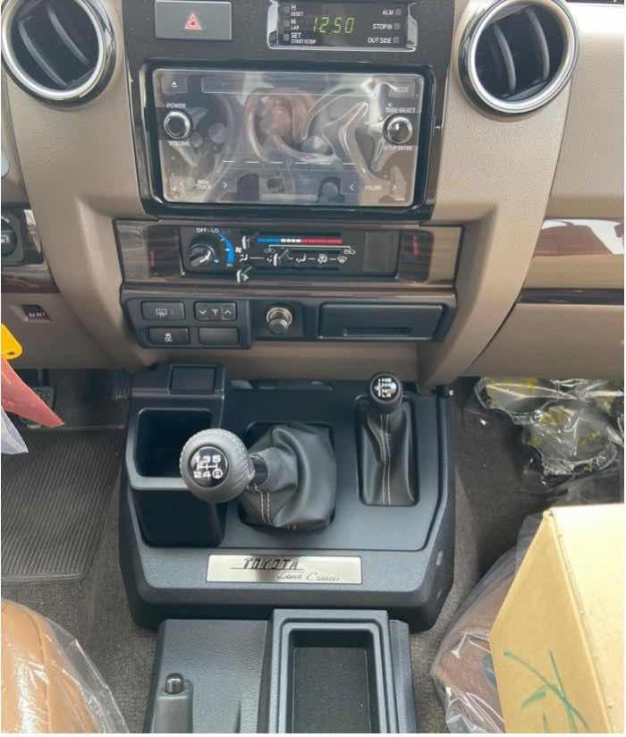 酷路泽LC76 2022款 LC76 4.0L 70周年纪念版 中东