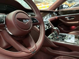 飞驰 2023款 4.0T 五座 欧规