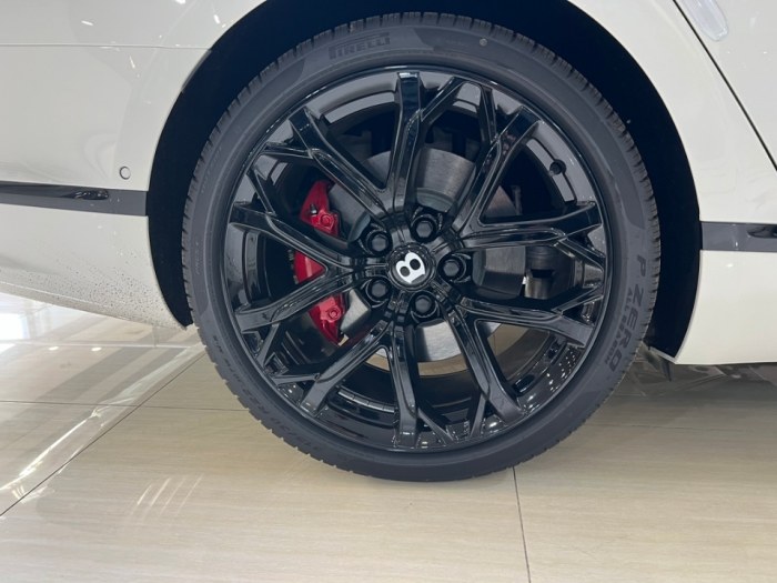 飞驰 2023款 4.0T 五座 欧规