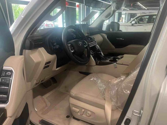 酷路泽3500 2023款 3.5T GX-R 18轮 8气 天窗 中东